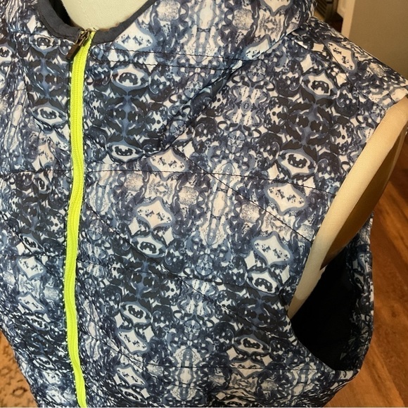 Title Nine Blue Print Hooded Quilted Vest Size Medium EUC - Picture 11 of 13